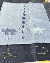 Load image into Gallery viewer, Moon Phase Embroidered Blanket – Limited Edition — La Fleury, foto 2