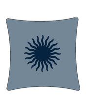 Load image into Gallery viewer, Soleil Cushion — La Fleury, foto 2
