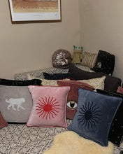 Load image into Gallery viewer, Soleil Cushion — La Fleury, foto 3
